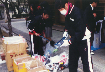 半田商業高校内 「ゴミ収集者」